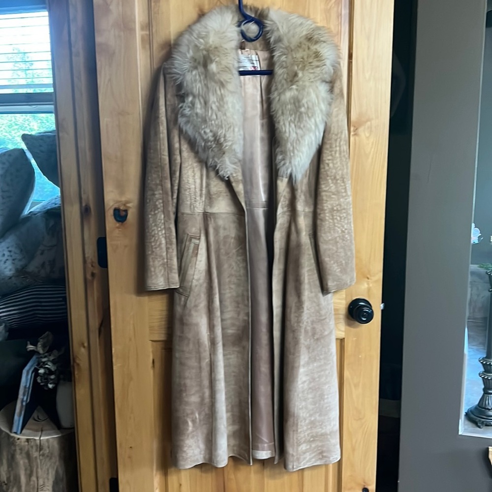 Stunning vintage calf length suede coat. Size 10. Made in the UK by S.H.G.